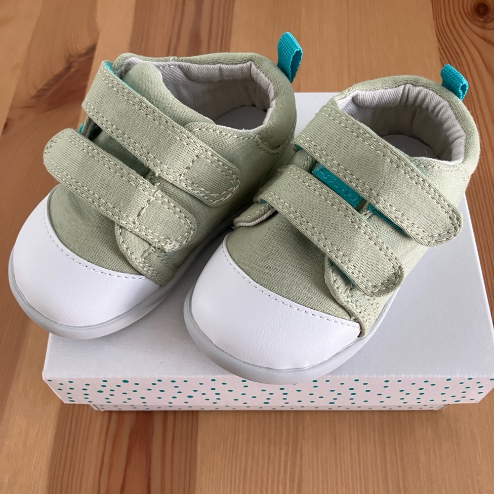 Brand New Ten Little First Walkers Green and White Velcro Shoes 5.5